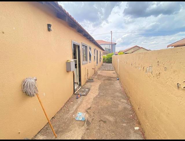 3 BEDROOM HOUSE FOR SALE IN PROTEA GLEN